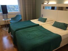 空港からは、この旅唯一の送迎にて空港から１５分ほどの宿泊ホテルへ。
今回泊るホテルは、ストックホルムからは少し遠い「スカンディック　インフラシティ」
到着したのが１７時〜１８時頃。時間がもったいないので市外へ繰り出そう！ということになったのはいいものの・・・ここから１時間程さまよう羽目に・・・