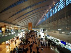 今回の出発は、羽田空港第２ターミナル。
午前６時前に空港に着きましたが、早朝からかなりの混雑。

今回は預ける荷物もないし、iPhoneのWallet（旧Passbook）を利用し、そのまま保安検査場へ。