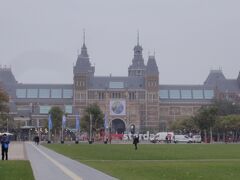ゆっくり朝食をとった後は、９時にロビーに集合。
いよいよ観光の始まりです。
１か所目はゴッホ美術館。開館は１０時なので、時間まで周りを散策。
こちらはゴッホ美術館の後に拝観予定のアムステルダム国立美術館。