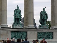 建国1000年碑の左右に、14人の国の英雄たち