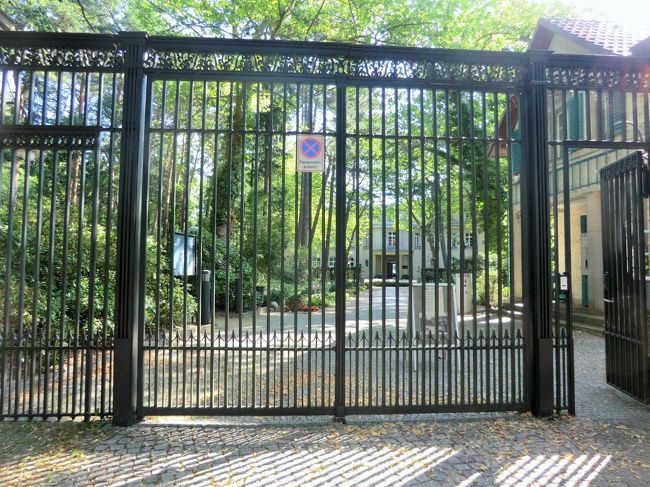 ベルリンからポツダム（旅行記別にあり）へ向かう途中、ベルリン郊外ヴァンゼー駅で降り、114番バスで、とある高級邸宅跡を訪ねる。<br />ヴァンゼーは、いまでも高級住宅地や別荘などがならぶ場所である。<br />