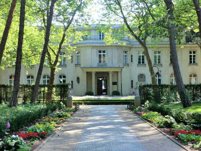 門をくぐると、会議が行われた邸宅がたたずんでいた。