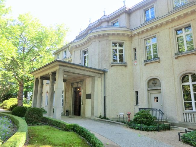 邸宅の入り口。<br />ここの出席者たちも、車を寄せて入ったのだろう。<br />1月20日なので、雪もあったのだろう。