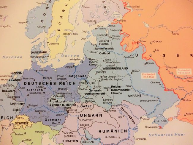 1942年1月20日。当時のドイツ第三帝国にとって、最も頭の痛い問題は当然、戦局である。対ソ戦は停滞。西ではイギリスの爆撃。加えて日本の真珠湾攻撃でアメリカも参戦。それが当時のドイツの前門の「虎」だとすれば、後門の「狼」はユダヤ人問題である。<br />写真のように、青や紫色の部分は、ドイツ帝国の占領地や「同盟国」で、当時のドイツの「版図」である。<br />　ナチスは当初、ユダヤ人をドイツから外国へ追い出す「移住」政策を推進。ユダヤ人をドイツから追い出したわけであるが、地図のように「ドイツ」の版図が広がると、当然に「帝国内」のユダヤ人が増えていくことになる。移住政策は破たんする。一方で戦局は悪化。<br />　内治のために、ユダヤ人の「一掃」が速やかに求められる。<br />そのため、ドイツの各省庁やナチス党、親衛隊などの各組織を横断した最終解決策を早急に決定する必要が生じる。<br /><br />　ユダヤ人問題をすぐに、最終的に「解決」するために、ヴァンゼー会議が招集された。
