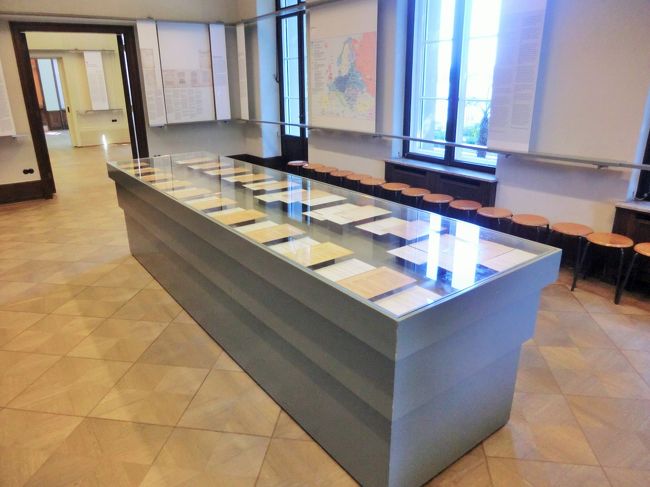 会議場あと。展示台に会議録などの文書が展示されていますが、それは後程紹介します。