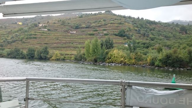 10/4　ポルトからレグアへ。<br />　　　ポルトガル来て初めて小雨が降っていた。<br />　　　レグア5ユーロの折りたたみ傘を買った。<br />　　　５0分の遊覧船に乗船した。<br />　　　目的の遊覧船は休みでした。