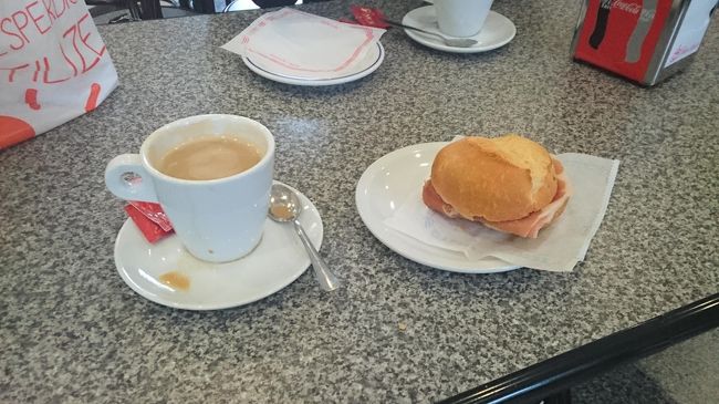 コーヒーとサンド　デ　プレヅント　コン　マンティガ<br />このサンドが好きで毎回何回もたべます。