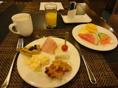 朝食は６時半からだったのですが、７時からだと勘違いしてました。
私がレストランに行った頃には既に他の方々はお食事終わるところでした。
ここで、集合時間は９時ですが、その前に近くの広場で開かれている朝市を見に行こうということで８時にロビーに集合ということになりました。