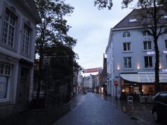 １０時集合に変更になったので、街の中心までお散歩延長です。