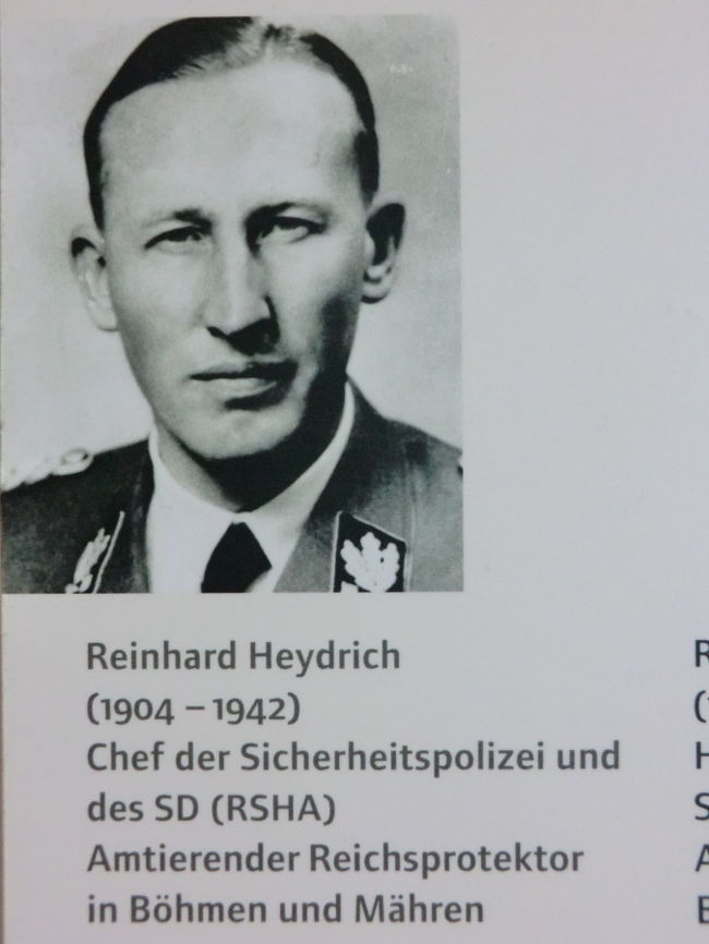 会議の出席者の一部を紹介しつつ、会議のおおまか（ほんとうにおおまか）な内容を紹介していきます。わかりにくい部分は私の理解が浅いためです。予めご容赦ください。<br /><br />ヴァンゼー会議の議長は、<br />親衛隊（ＳＳ）国家保安本部（ＳＤ）長官　ラインハルト・ハイドリッヒ<br /><br />既述の通り、停滞する戦局のなか、ドイツ帝国としてはユダヤ人問題をさっさと片づけたい。ユダヤ人問題は各組織が個々におこなっているがそれでは捗らない。一方、広大なドイツの「帝国内」およびこれから倒して「編入予定」のソ連も含めると1100万人のユダヤ人を抱えることになる。<br />ヒトラー総統はゲーリング国家元帥にユダヤ人問題を早急かつ最終的な解決を指示。多くの省庁や組織が係わる問題で「普通に」会議をしたら紛糾すること間違いないだろう。強引に会議をまとめる人物にこの会議を託す必要があるだろう。そこで、強引で「有能」なハイドリッヒに白羽の矢が立つ。
