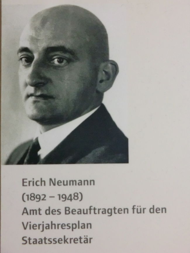 既述の通り、ドイツが抱える1100万人のユダヤ人の「退場」がこの会議の議題である。もはや、移住は版図が広がりすぎた、「外国」とは戦争中である。移住に代わるユダヤ人の帝国からの「退場」の方法を考える必要がある。<br /><br />出席者の一人<br />四か年計画省次官　エーリッヒ・ノイマン<br /><br />は、戦時中でドイツ国内の労働力不足を訴え、ユダヤ人を戦中の労働力として活用することを主張するが、迅速なユダヤ人「退場」を追求するハイドリッヒによって退けられる。<br /><br />戦争中にドイツにとって、人手不足のドイツにとってユダヤ人の手も借りたい状況にあっただろうが、ユダヤ人を強制労働させるために、前線のドイツ人を追い立て役として呼び戻さなければならなくなる。戦争中のドイツのジレンマである。<br />また、ユダヤ人はホワイトカラーが多いため、道路工事などの肉体労働に向かず、強制労働というモラールの低い状態でどれだけ労働力になるかは疑問であったろう。