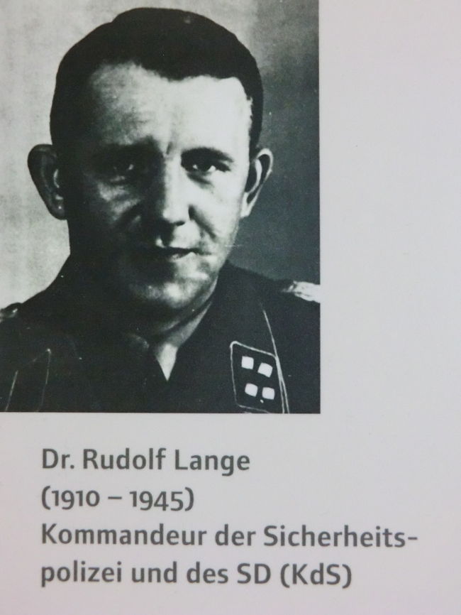 では、射殺すればいいではないか。否、殺人の経験のない我々が考える以上に、銃や刀で人を大量に殺すのは難しい。<br /><br />ラトビア地区ＳＤ指揮官代理　ルドルフ・ランゲ少佐<br /><br />はラトビアでユダヤ人3万人弱の殺害を指揮した経験から、銃殺の問題点を指摘する。<br />　命令とはいえ、自らの手で人を殺すことは、ほとんどの人間にとって精神的荒廃をもたらす。ユダヤ人と言ってもドイツ人との混血もいて、外見はドイツ人であるユダヤ人を躊躇なく撃てるドイツ青年はどれだけいるだろうか。銃殺は当然に、ＳＳ隊員の士気を下げる。自分たちの任務に対する疑念を命令で押し付けるには限界がある。<br />　また、銃殺のために要員交代もあるため、銃殺要員を前線から呼び戻す必要がある。内治の問題でユダヤ人を「退場」させたいのに、前線から人手をさき戦局を悪化させるのは本末転倒になる。
