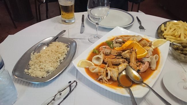 ルーラ　コン　ガンバス（エビ入りイカ）<br />６５歳以上の人はパスポートを提示すると料金が半額になる。<br />入場券が安くなる場合があります。<br />列車や長距離バスなどすべて予約なしで問題ありませんでした。<br />今回の旅行と４年前の旅行で大分違っていました。<br /><br />1　リスボンやポルトでは公衆トイレが５０センターボとられます。<br />2　スープ専門店がほとんど閉店している。<br />3　世界一美しい書店（ポルト）が3ユーロの入場料とられます。<br />4　中国料理店　ムイント　ボンが閉店になっていた。<br />5　中国人の観光客がRossio広場にたくさんいた。<br />6　レスラン街で食べた時　わけのわかない言葉で言われた。たぶん中国<br />　語かもしれません。4年前は日本語でした。　<br />