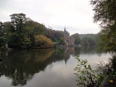 無事１０時にガイドさんも到着して、本格的な観光の始まりです。
まずは愛の湖から。