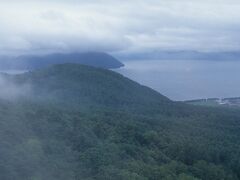 それでもロープウェーで昇ってみました。霧がかかるより下はまだ景色が見えて、広大な洞爺湖が見えます。しかし山頂は真っ白で視界は10数メートルというところ。結局あきらめて下山。ちなみに有珠が再び噴火するのは2000年の3月です。