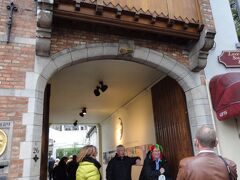 ブルージュの地ビール、ドゥハルヴマーン（英語だとハーフムーンですね）の醸造所です。見学もできるようで、陽気なおじさんが呼び込みしてました。