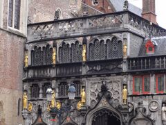 端っこにあるこの建物は聖血礼拝堂