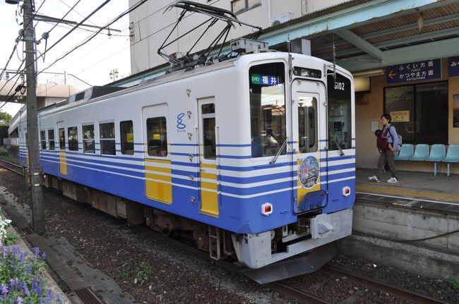 　駅舎の反対側が駐車場で、うまく写真撮れました。