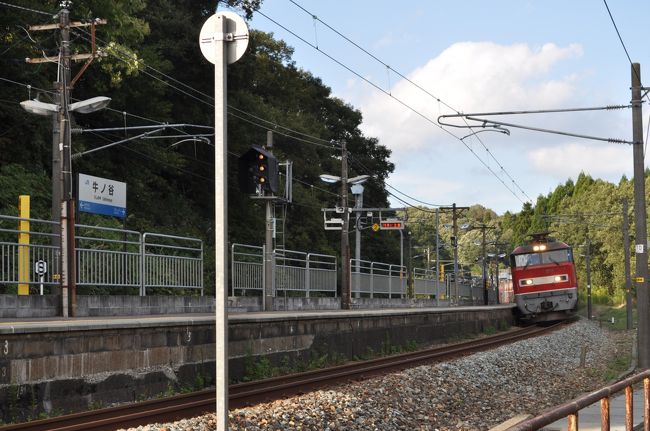 　貨物列車が通過します。