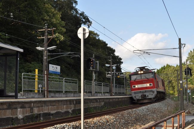 　貨物列車が通過します。