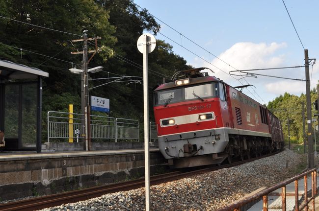 　貨物列車が通過します。