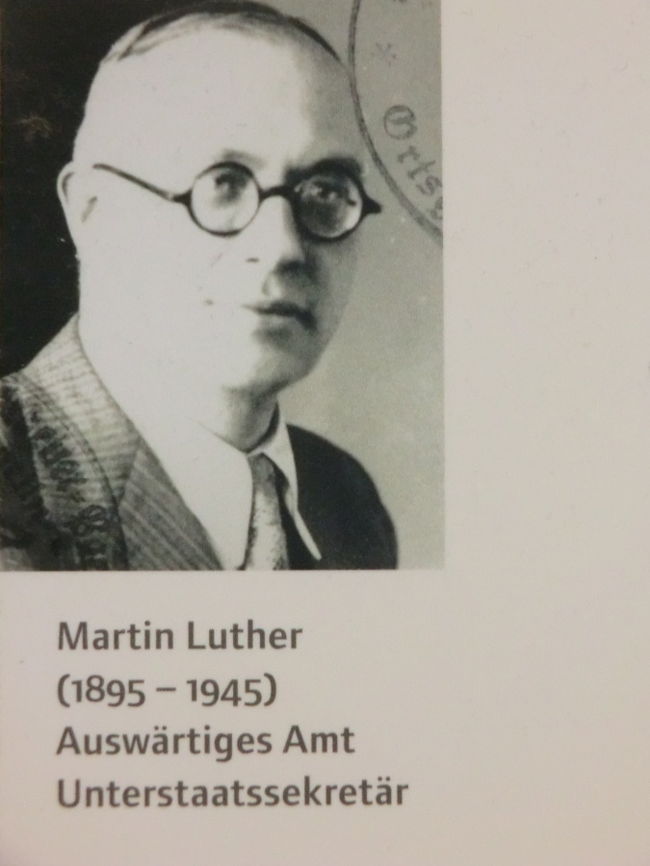 会議詳細は、出席者の間の秘密とされ、出席者に配られた会議の資料やメモは会議終了後すぐさま破棄。後日、出席者には会議運営役　アイヒマンから議事録が配られるが、上長のみに見せ（次官の場合大臣のみ）、廃棄させた。他言は厳禁。これで、会議の存在は「秘密」になるはずであった。<br /><br />しかし、戦後に外務省からこの会議の議事録が発見され、この会議の存在が明るみになった。<br />出席者の一人であった<br /><br />外務次官　マルティン・ルター（宗教改革者と同じ名前ですね）<br /><br />がハイドリッヒから送られた議事録だ。