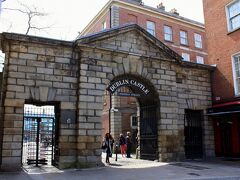 途中で横道に入り、１２時３０分、その堂々とした名前からはパッとしない、あまり目立たない感じのダブリン城入口に到着。

こんな入口になっているのはかつての英国統治のシンボルだったから？