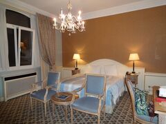 メトロポールホテル、シャンデリアが燦然とぶら下がってますが、お部屋は意外と質素です。て言うか結構ネンキが入ってますね〜
喫煙ルームあり、wi-fiはフリー、スリッパなし、NHKWorldは見られたような気がします。湯沸かしポットなしの代わりに冷蔵庫の中の飲み物が無料になってます。（ビール・コーラ・お水等）ただし１回限りでその後の補充はなし。