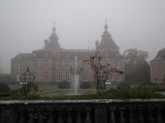 約２時間ほどでモダーヴ城に到着。
雨が降ってるんじゃなくて、すごい霧なんですよ〜
メチャ神秘的な雰囲気になっちゃってます。