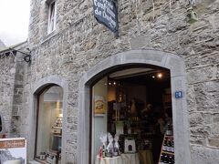 皆さんの旅行記でおなじみのタンポポのジャムを売っているお店にも行きました。
私たち以外にも欧米人や地元のお客さんでにぎわってます。
陽気なおじさんが一人で奮闘してました。