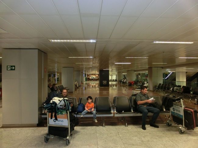 <br /><br />深夜01:30頃に到着。<br /><br />この時間からホテルはもったいないので、そのまま空港で朝まで過ごすことにしました。<br />ほんとにこのごろ、空港泊が多いです。。<br />