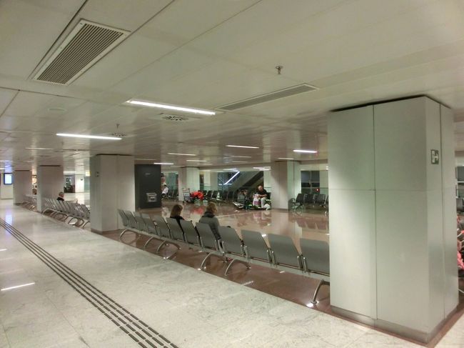 <br /><br />ここは静かででいい場所だ、と思ったのですが<br />明け方五時くらいから空港職員がたまり場の喫茶店で大声で話しだして<br />ほとんど眠れませんでした。