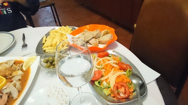 ルーラ　コン　ガンバス（エビ入りイカ）の付け合わせ<br />サラダとｼﾞｬｶﾞｲﾓとゴハン