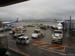 いつもの福岡空港。
この日の福岡は雨でした。
でもみんなで楽しく行きましょう！