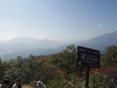 １０：５２　高川山　山頂！

正面にうっすらと富士山