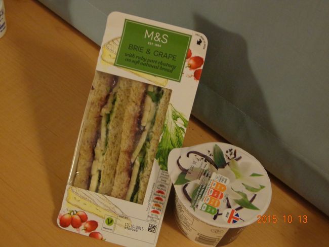 朝食は，Ｍ＆Ｓで購入したチキンか何かのサンドイッチとヨーグルト。
