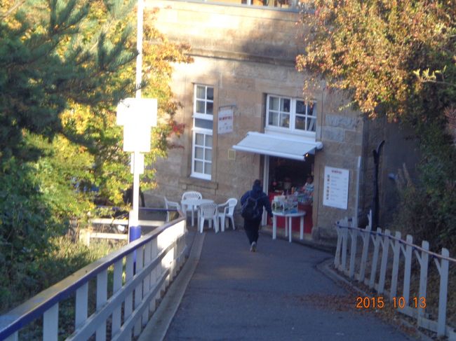 駅から道を下り。。