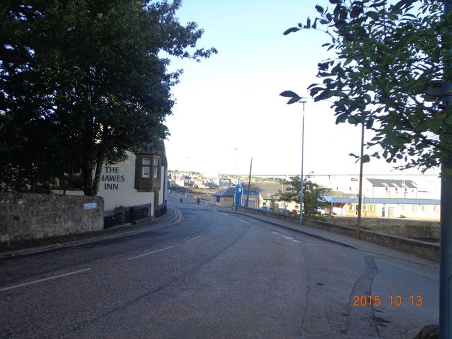 海沿いに歩いてクイーンズフェリーの中心地に向かいます。