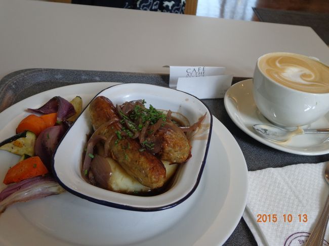 ロイヤルマイルの「The Fudge House」でお土産用に10本入りギフトボックスを３箱（中身は好きなフレイバーを選べます）と，自分用に３本購入し，腹痛も収まってきたので，昼食のためにホリルード宮殿のカフェを再訪。<br /><br />出来合いですが，イギリスらしいソーセージとマッシュポテトにグリル野菜，カプチーノ。ここでコンデジのバッテリーを入れ替えました。<br /><br />