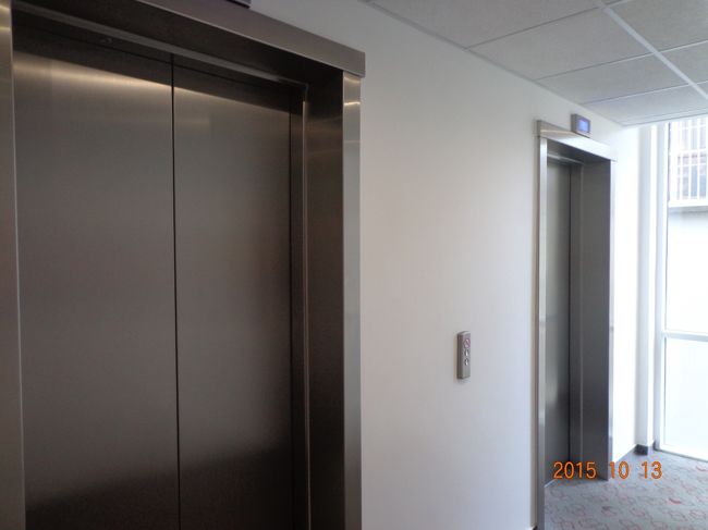 このホテルのエレベーターは空いているような時もなかなか来ないので，降りる時はいつも階段を利用していました（ちなみに階段室からフロアに入る事はできません）。