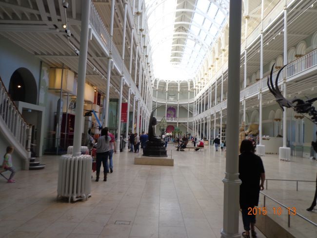 大きな吹き抜けに天窓のある広々と明るい空間。<br /><br />