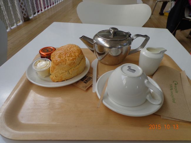 吹き抜けに面したカフェで巨大なスコーンと紅茶で最後のティータイム。<br /><br />スコーンのでかさの割にはクロテッドクリームの量が少なかったので，半分程度しか食べませんでした。<br /><br />しかし毎日スイーツを食べる生活とか日本ではしていないからなぁ。