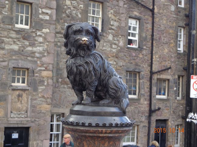 その前に鎮座ましますのは忠犬グレイフライアーズ・ボビー君。<br /><br />ウェストハイランドテリアかと思ったらスカイテリアとの事。<br /><br />ちなみにウェストハイランド〜を連れた人を良く見かけました。スコットランド人にとっては，日本人にとっての柴犬のような存在なんでしょうか。<br /><br />