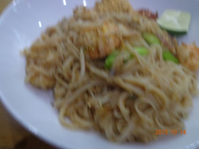 夕食には辛い麺を求めて，ホテル近所の「Noodle'N'Ice」へ。<br /><br />東南アジア系の麺類・ご飯類を出す食堂みたいな店です（店員さんは白人）。一応テーブルサービスですが，支払いはレジで。<br /><br />学食みたいな長テーブルがいくつかあって入り易い感じです。アジア人のお客さんが多かったです。<br /><br />頂いたのはエビのパッタイ。外れも覚悟していたのですが，大きなエビがゴロゴロ入っていて日本人の自分の舌には合う味でした。テーブルの上に，日本のタイ料理店に置いてあるような調味料セットが置いてあったので，自分好みに味のカスタマイズが可能です。