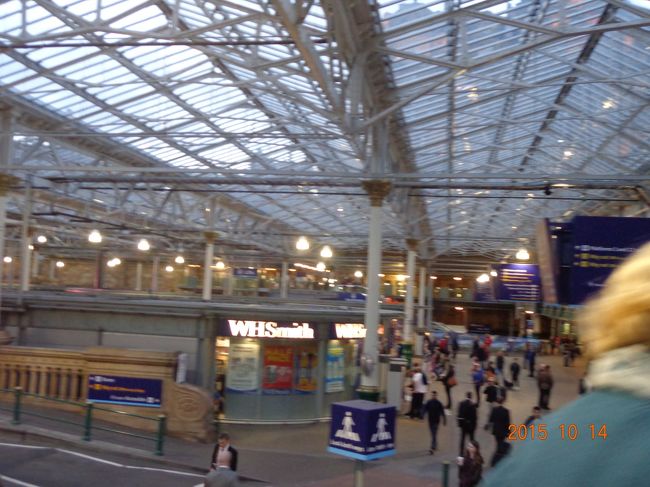 さあ明日の朝食をウェイバリー駅の「Ｍ＆Ｓ」に買い出しに来ました。