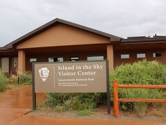 車を止めて、Island in the Sky Visitor Center内へ