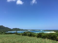 川平湾に向かう途中にある駐車場からの眺めがきれいということで寄ってみました。
もう少し高い展望台でもあれば更にきれいなのですが、そのようなものは当然ありません。