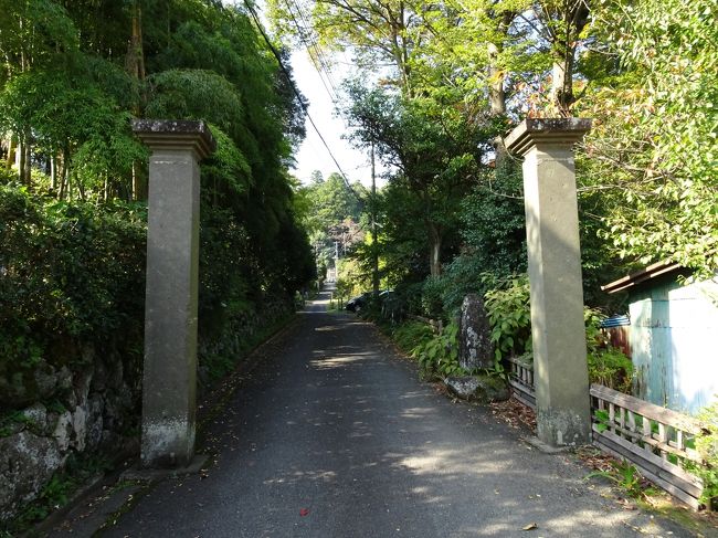 さらに歩き、広い道に出ると門柱が建てられていた。