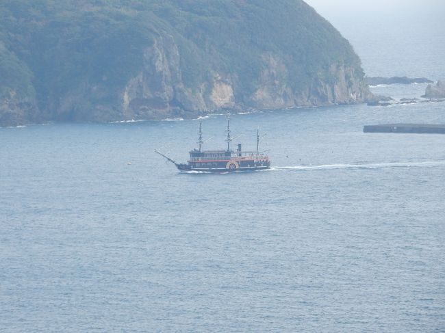 夏に行く須崎の裏側を観光船が回っています