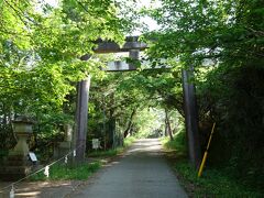 和歌山3日目、貴志川駅でたま駅長と対面した後、帰りの電車まで時間があるため、貴志川駅近くの大国主神社を訪れました。
境内のかなり前に鳥居が建っています。